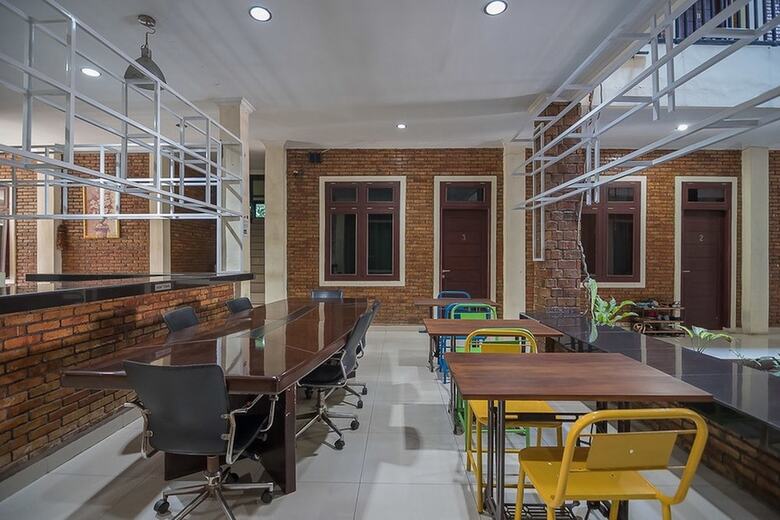 Hotel Reddoorz Plus Near Cambridge City Square 2