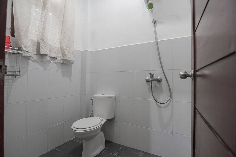 Hotel Reddoorz Plus Near Cambridge City Square 2