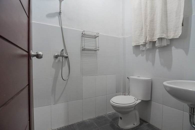 Hotel Reddoorz Plus Near Cambridge City Square 2