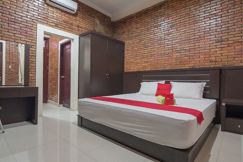 Hotel Reddoorz Plus Near Cambridge City Square 2