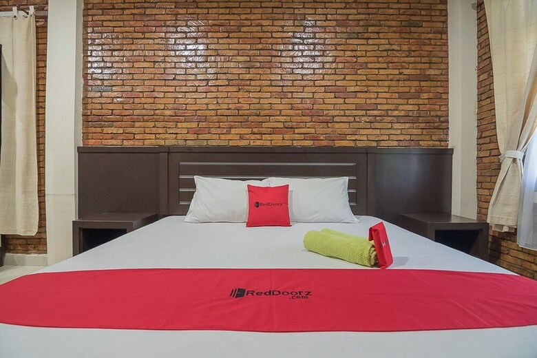 Hotel Reddoorz Plus Near Cambridge City Square 2