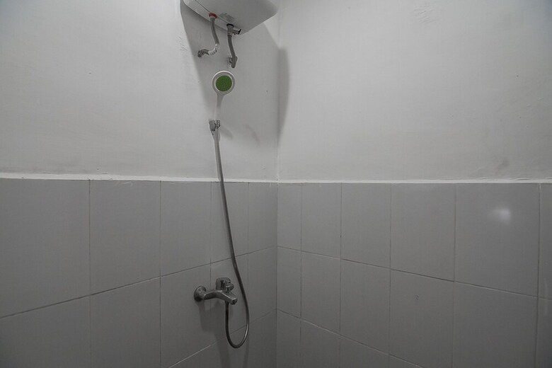 Hotel Reddoorz Plus Near Cambridge City Square 2
