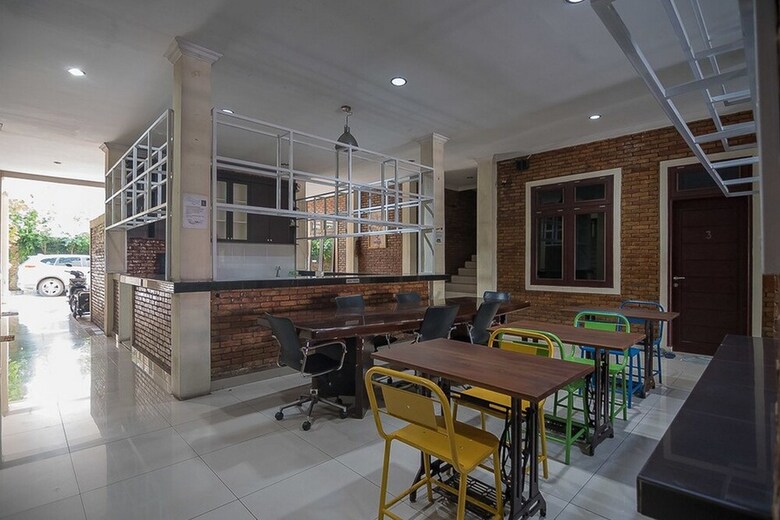 Hotel Reddoorz Plus Near Cambridge City Square 2