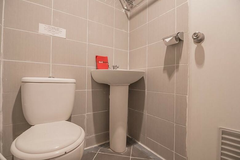 Hotel Reddoorz Plus Near Undip Pleburan