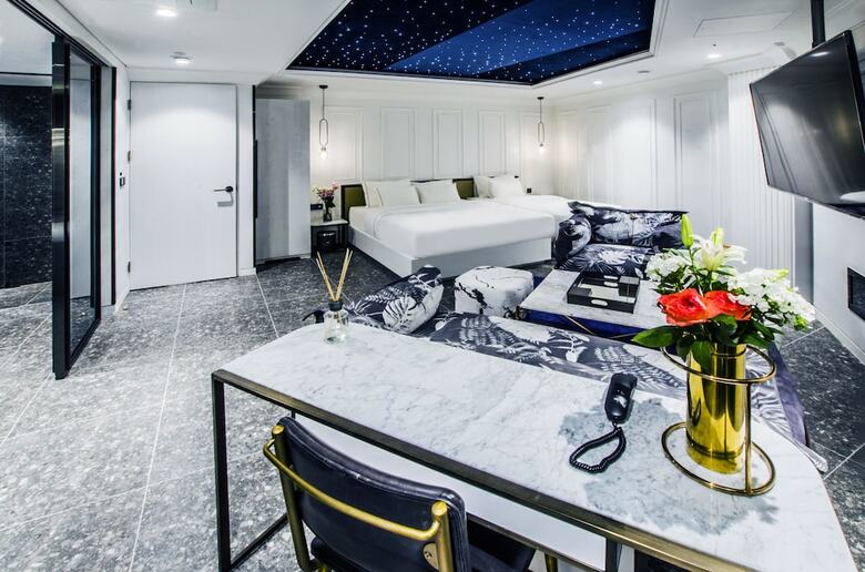 Hotel The Castle Sincheon