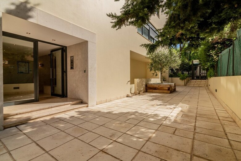 Cannes 2 Bedroom Apartment With AC