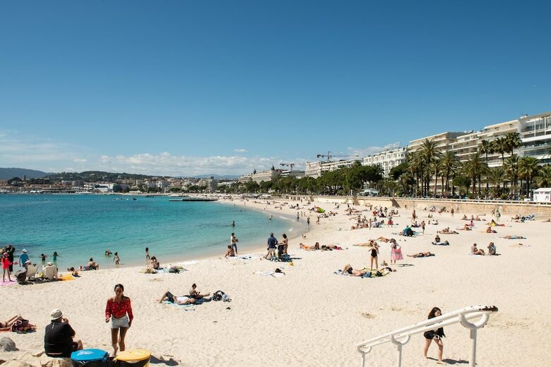 Cannes 2 Bedroom Apartment With AC