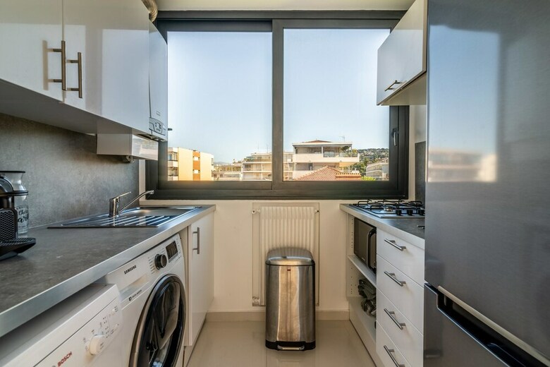 Cannes 2 Bedroom Apartment With AC