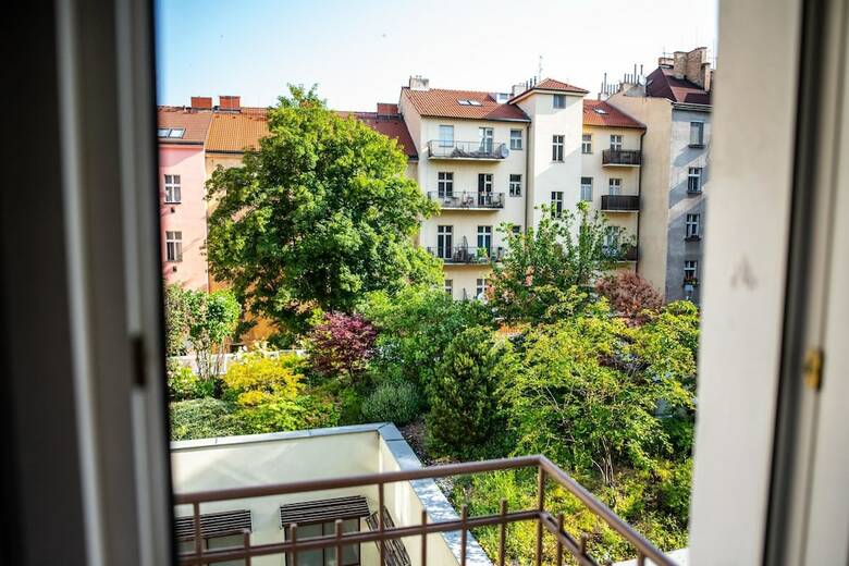 Apartment With Terrace Into Quiet And Green Courtyard