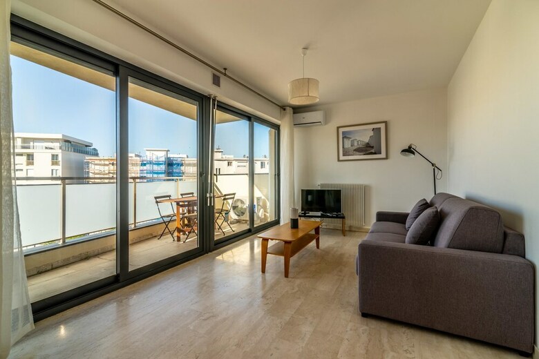 Apartamento Cozy Studio With Balcony, AC And Parking