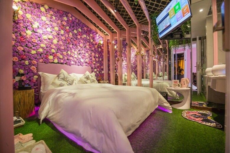 Love Of Swan Theme Hotel