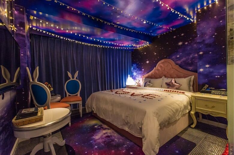 Love Of Swan Theme Hotel