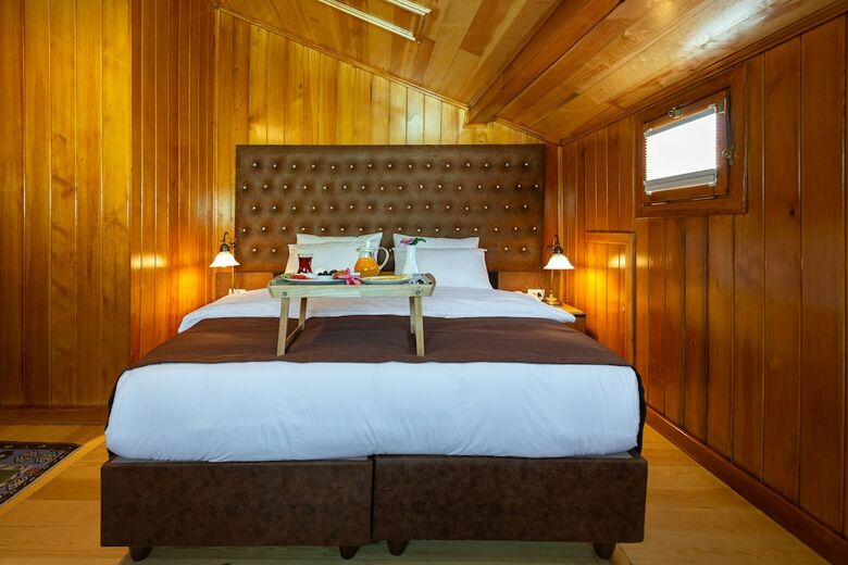 Wonder Wood Hotel