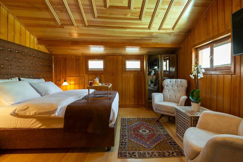 Wonder Wood Hotel