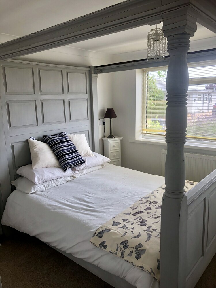 3 Bed Bungalow Minutes From The Beach