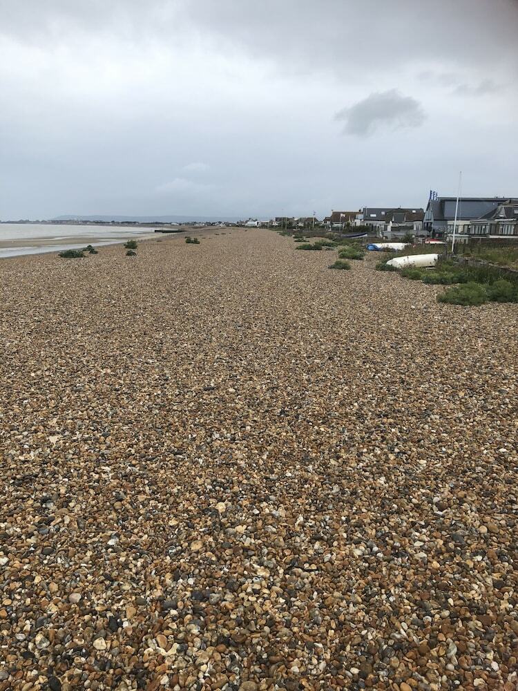 3 Bed Bungalow Minutes From The Beach