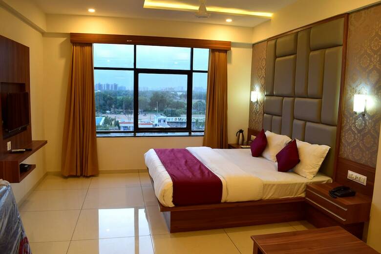 Hotel Royal Square By Sky Stays