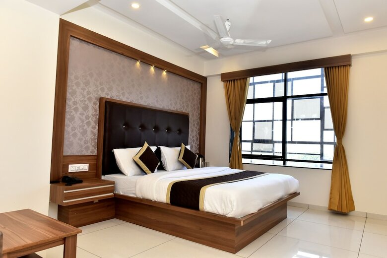 Hotel Royal Square By Sky Stays