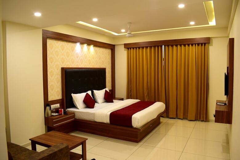 Hotel Royal Square By Sky Stays