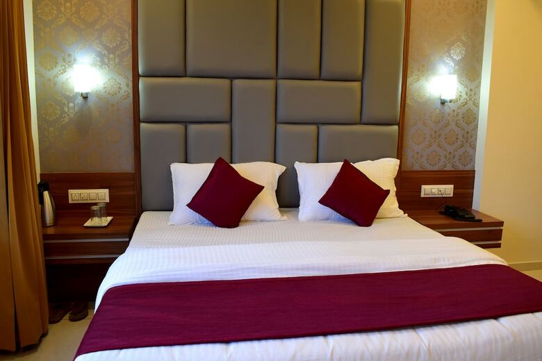 Hotel Royal Square By Sky Stays