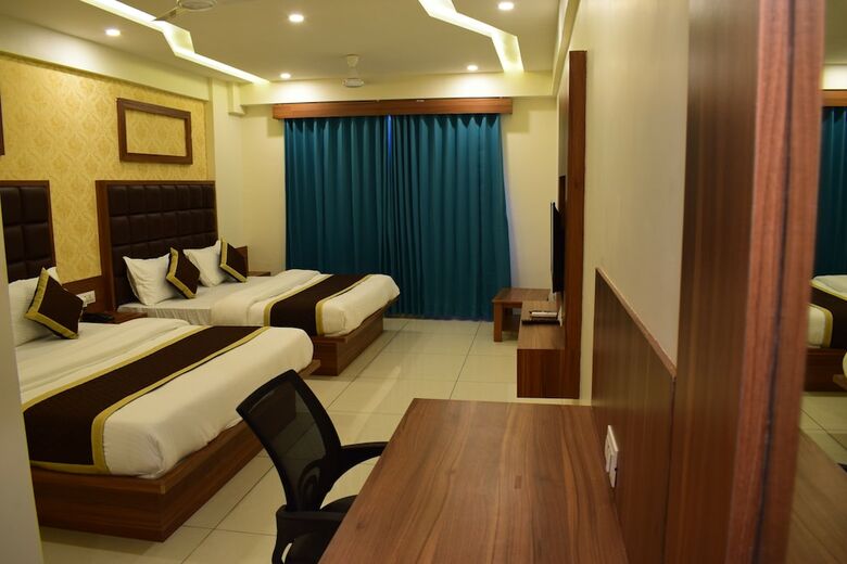 Hotel Royal Square By Sky Stays