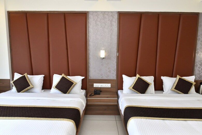 Hotel Royal Square By Sky Stays