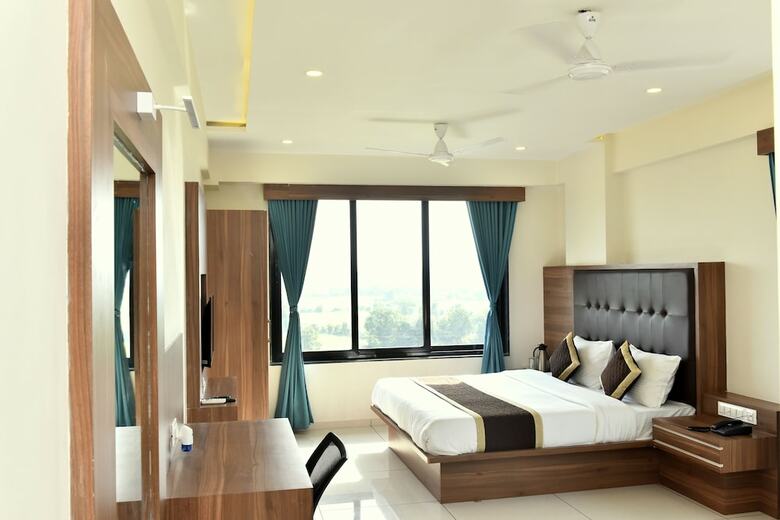Hotel Royal Square By Sky Stays