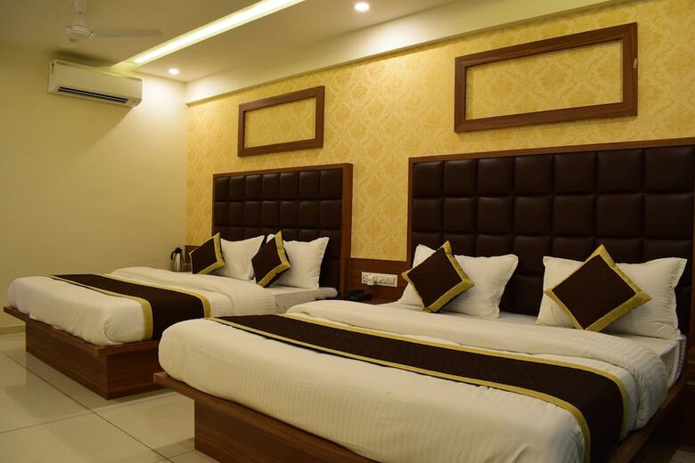 Hotel Royal Square By Sky Stays
