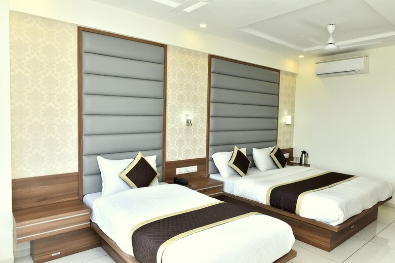 Hotel Royal Square By Sky Stays