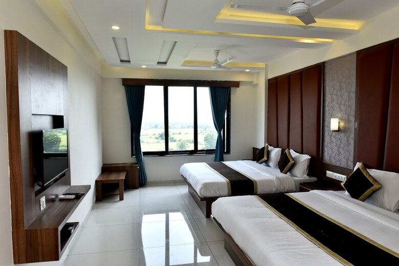Hotel Royal Square By Sky Stays