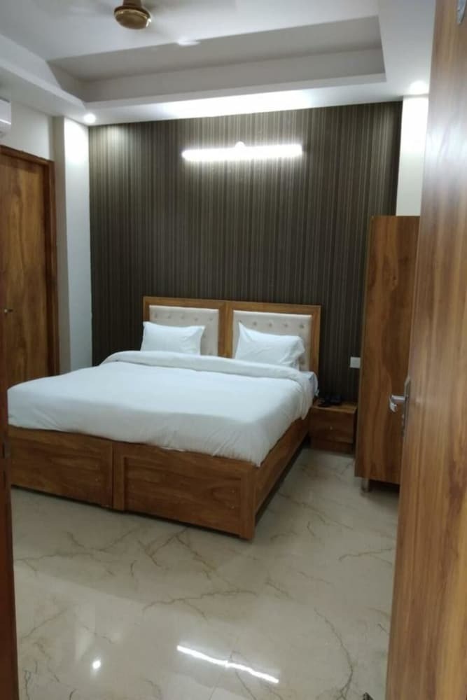 Hotel Taksh Residency