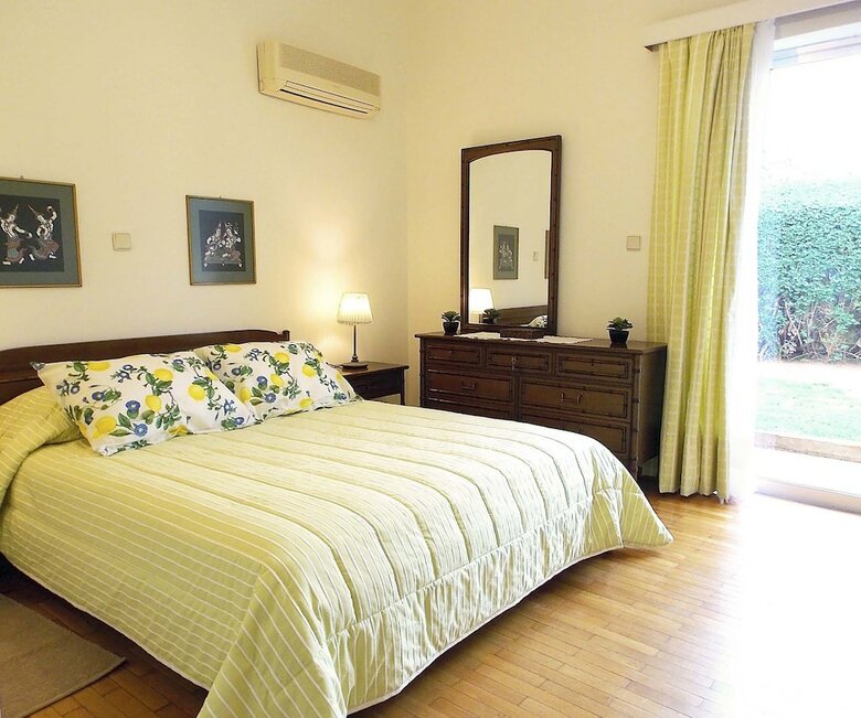 Glyfada Spacious Apartment Garden