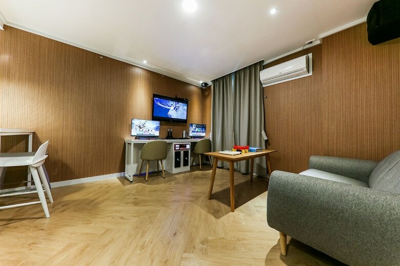 Hotel Box