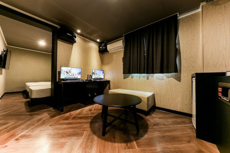 Hotel Box
