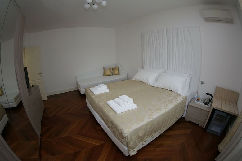 Hotel Champagne Rooms