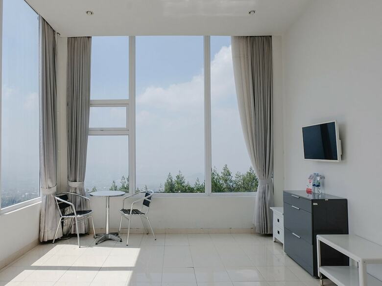 Hostal Oyo 1194 Villa Bukit Panderman Residende