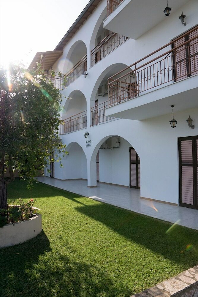 Aparthotel Mejanis