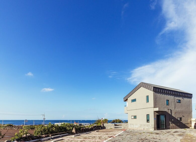Hotel Jeju Cloudy Field House