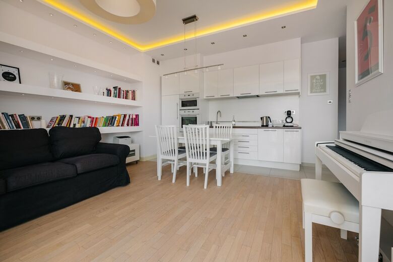 Modern Apartment Across The Ponds