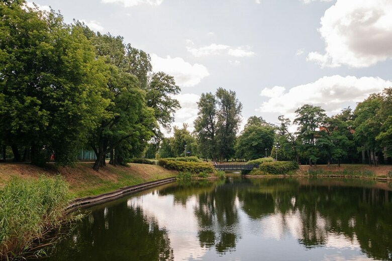 Modern Apartment Across The Ponds