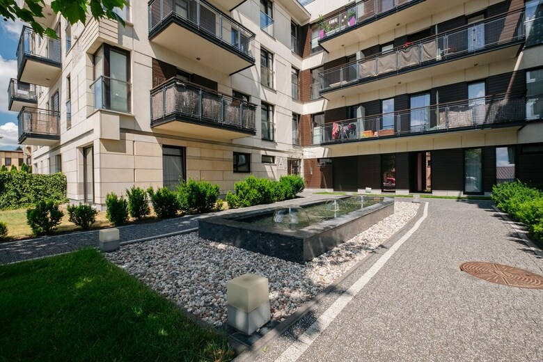 Modern Apartment Across The Ponds