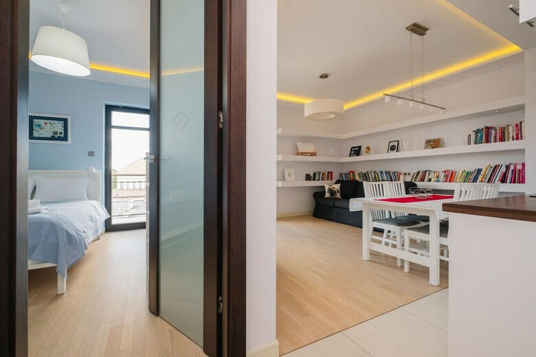 Modern Apartment Across The Ponds