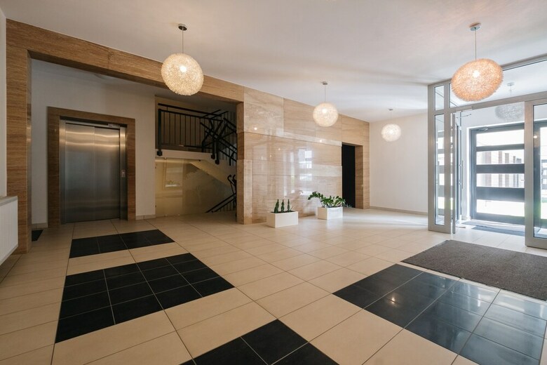 Modern Apartment Across The Ponds
