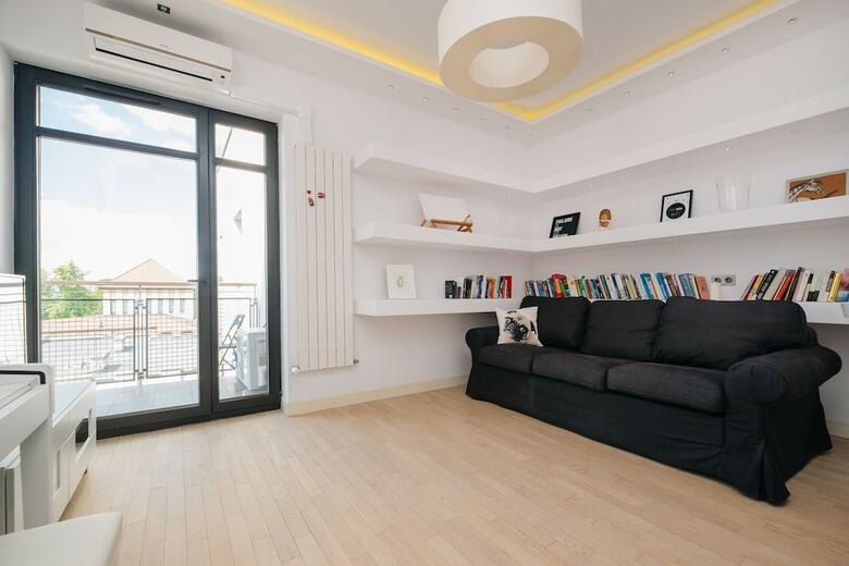Modern Apartment Across The Ponds
