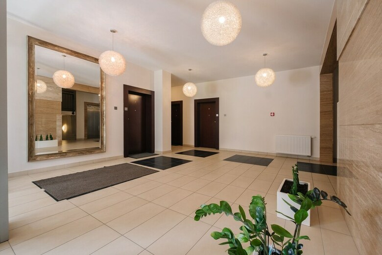 Modern Apartment Across The Ponds