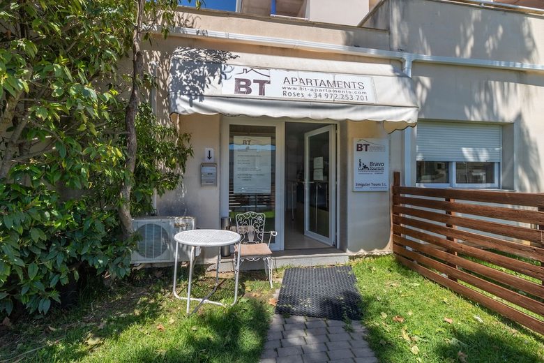 Apartamentos Bt Port Canig�