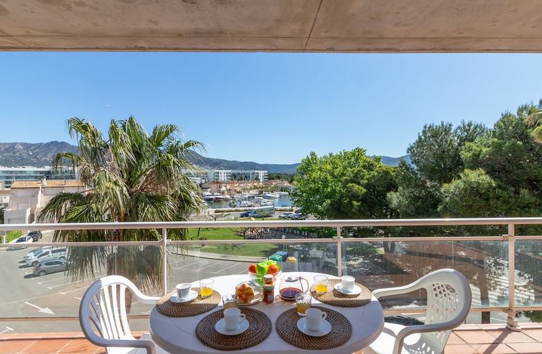 Apartamentos Bt Port Canig�