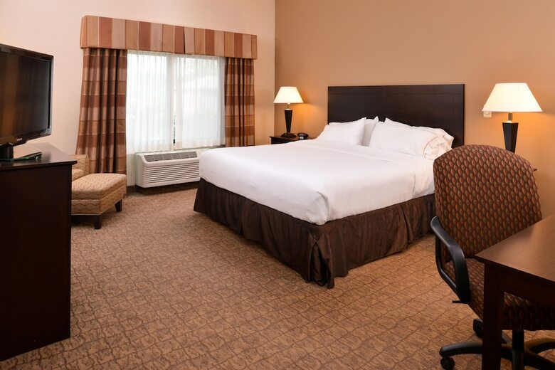 Hotel Holiday Inn Express And Suites Fairmont