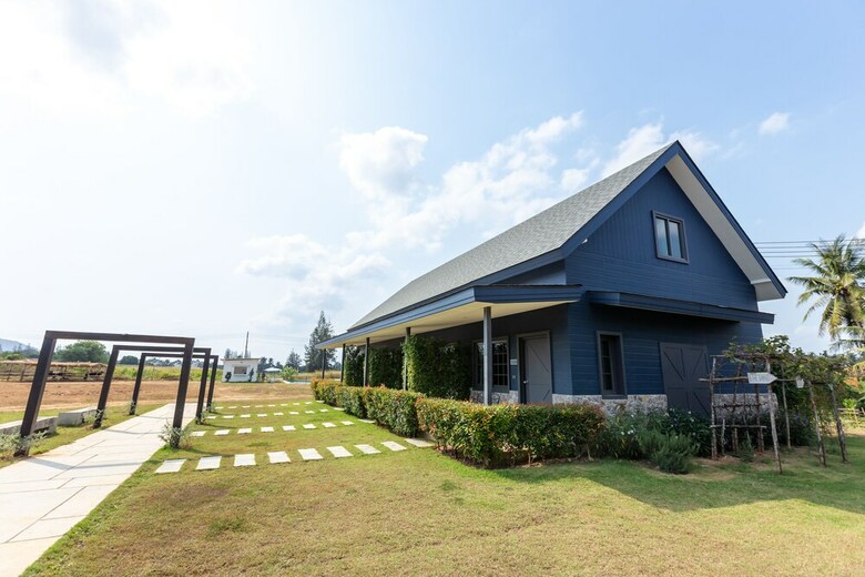 Hotel The Barn Huahin