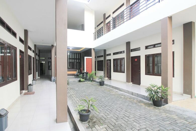 Hostal Oyo 962 Family Homestay